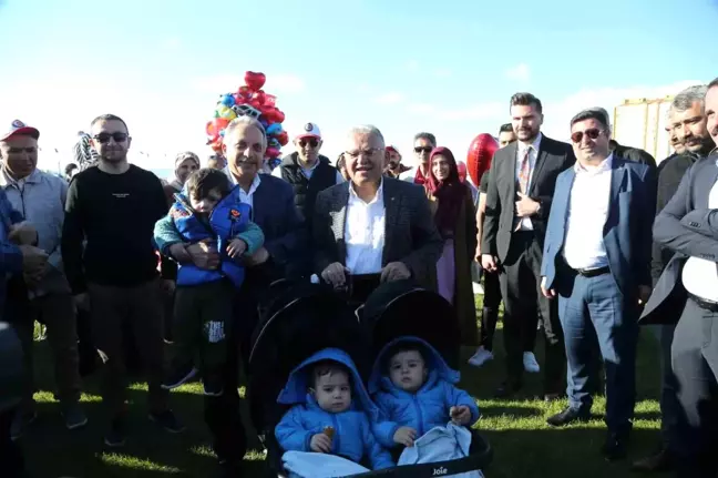 Bakan Akar ile Başkan Büyükkılıç, işçi ve aileleriyle konserde bir araya geldi