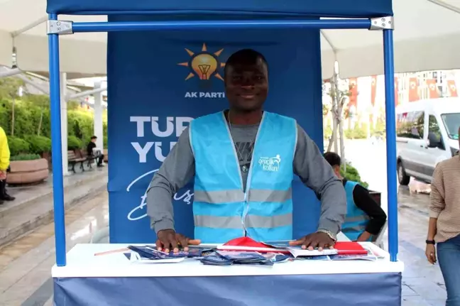 Ganalı Zakariya hemşire, AK Parti'nin seçim çalışmalarına destek veriyor