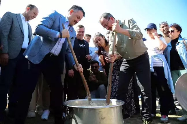 Bakan Kasapoğlu, Seferihisar'da Millet Bahçesi yapılacak alanda incelemelerde bulundu