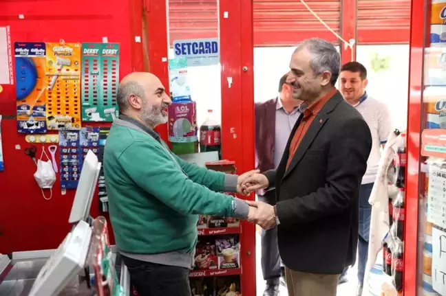 Başkan Çiftçi, hem esnafın taleplerini dinliyor hem de yapılan projeleri anlatıyor