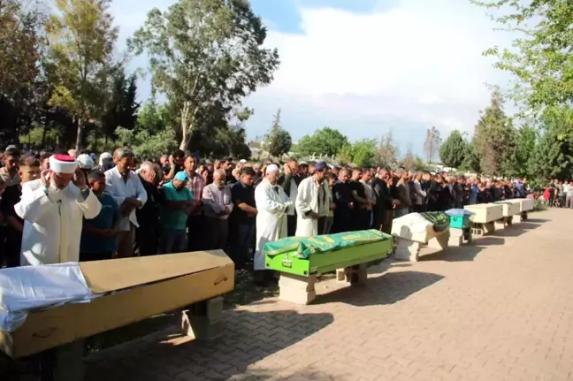 Hatay'da kamyon faciasında ölen 7 kişi, yan yana defnedildi