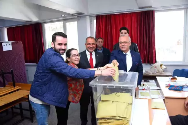 Başkan Kayda, eşi ve oğluyla birlikte oy kullandı