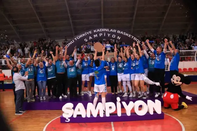 Süper Lig'e yükselen İzmit Belediyespor kupasını kaldırdı