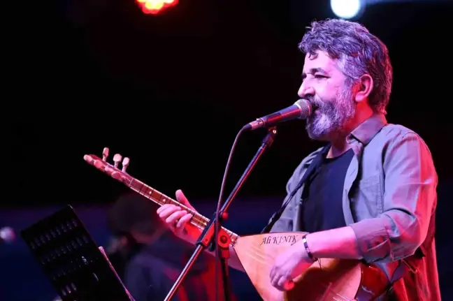 Milli Savunma Bakanı Hulusi Akar ve Kayseri Büyükşehir Belediye Başkanı Dr. Memduh Büyükkılıç Ali Kınık Konserinde Buluştu