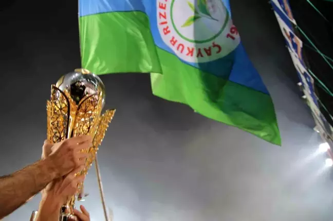 Çaykur Rizespor Şampiyonluk Kupasını Kaldırdı