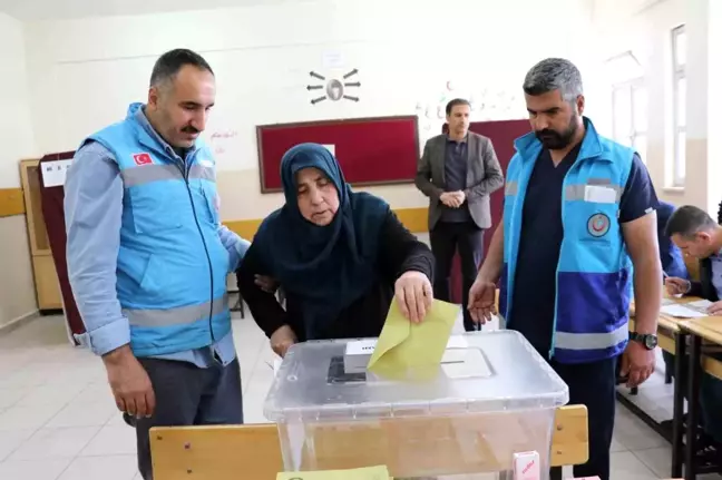Van'da hastalar ambulansla sandık başına taşındı