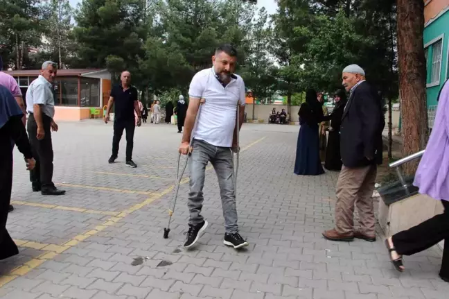 Batman'da engelli vatandaş oy kullanmak için engel tanımadı