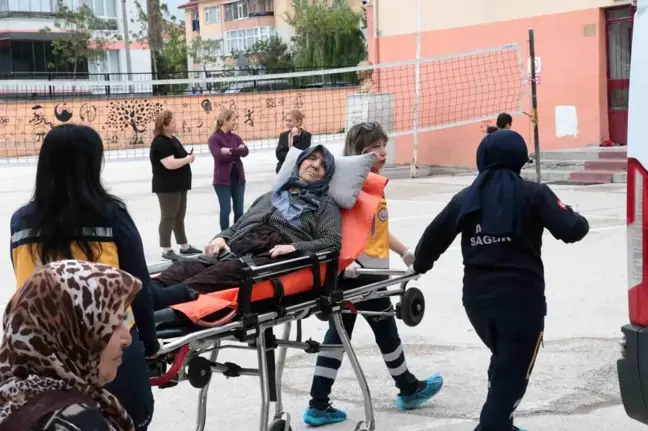 Bolu'da Felçli Yaşlı Sehure Yaman Sandığa Sedye İle Taşındı
