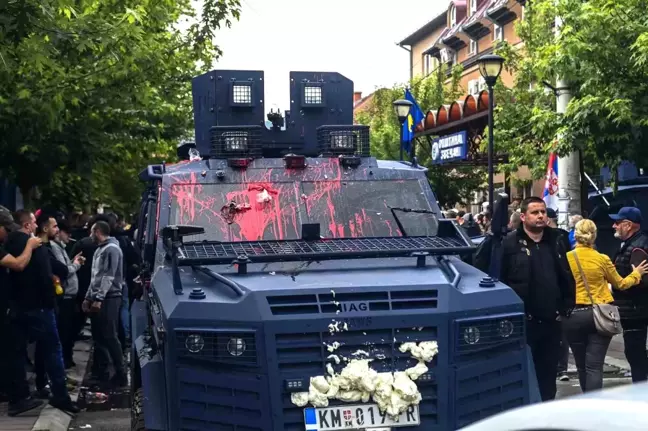Kosova'da Arnavut belediye başkanlarının göreve başlamasına karşı çıkan göstericiler ile polis arasında arbede çıktı