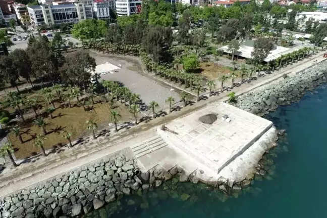 Trabzon'un Akçaabat ilçesinde Sahil Park yenileme projesi devam ediyor