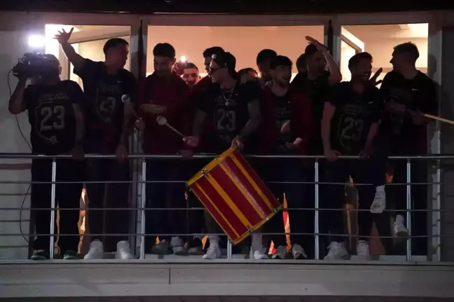 Galatasaray Şampiyonluğu Taraftarlarla Kutladı