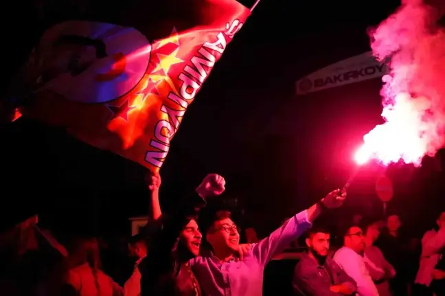 Galatasaray Taraftarları Florya Metin Oktay Tesisleri'nde Takımı Bekliyor
