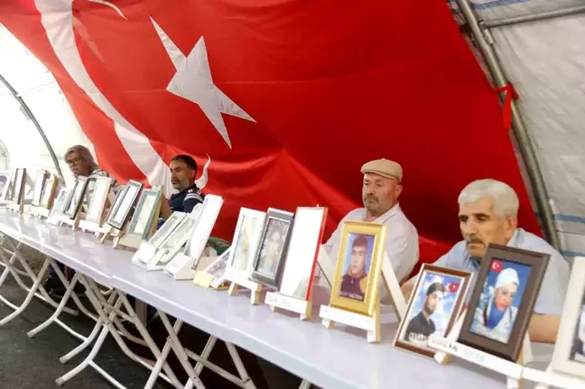 Diyarbakır'da evlat nöbeti sürdüren babalar, buruk bir Babalar Günü geçiriyor