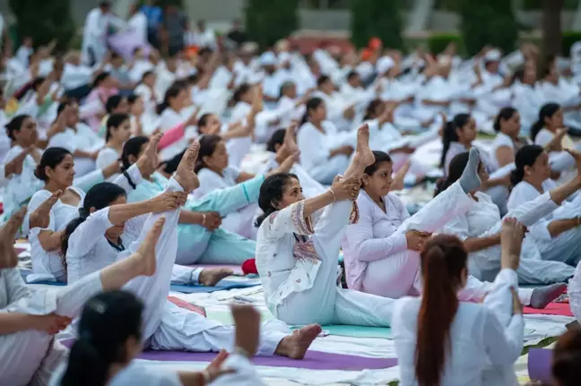 Hindistan'da Uluslararası Yoga Günü Kutlandı