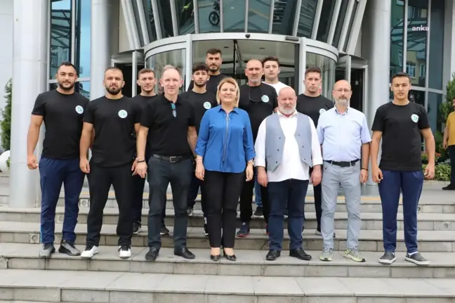 İzmit Belediye Başkanı Fatma Kaplan Hürriyet, İzmitli Pehlivanları Kırkpınar'a Uğurladı