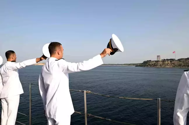 MSÜ Deniz Harp Okulu öğrencileri Çanakkale Şehitler Abidesi'ni selamladı