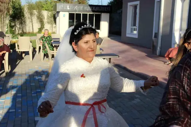 30 Yıl Sonra Gelinlik Giydi, Nikahını Tazeledi