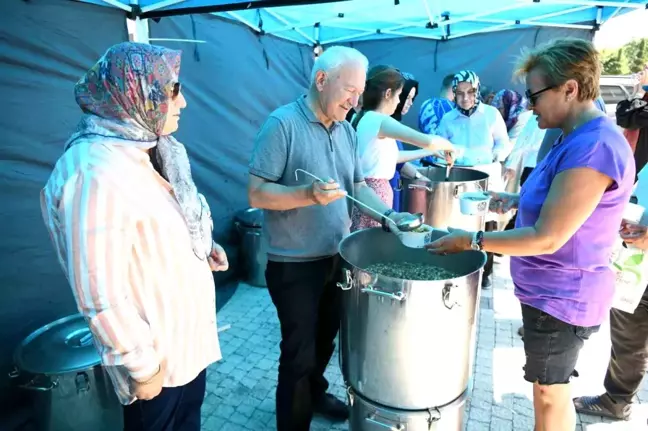 Lapseki Belediyesi Muharrem Ayı Dolayısıyla Aşure Dağıttı