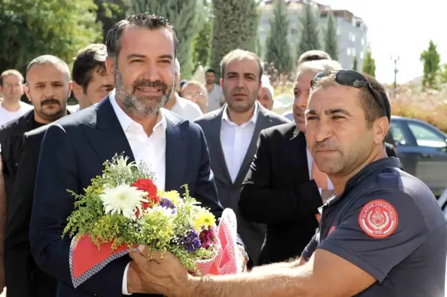 Elazığ Belediyesi Çalışanları Zam Kararını Davul Klarnet Eşliğinde Kutladı