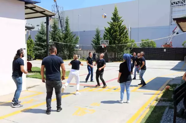 Düzce'de Çalışanlar Öğlen Molasında Spor Yapıyor