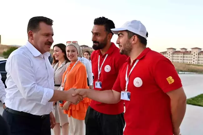 Balıkesir Büyükşehir Belediye Başkanı Yücel Yılmaz, 3 saatlik uyku ile gece gündüz çalışıyor