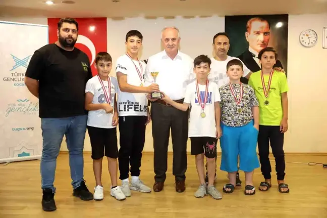 Derince'de Futbol Turnuvasında Dereceye Girenlere Ödüller Verildi