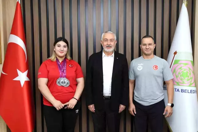 Isparta Belediyesi Spor Kulübü Halter Takımı Sporcusu Fatmagül Çevik, Avrupa Şampiyonasında 3 Gümüş Madalya Kazandı