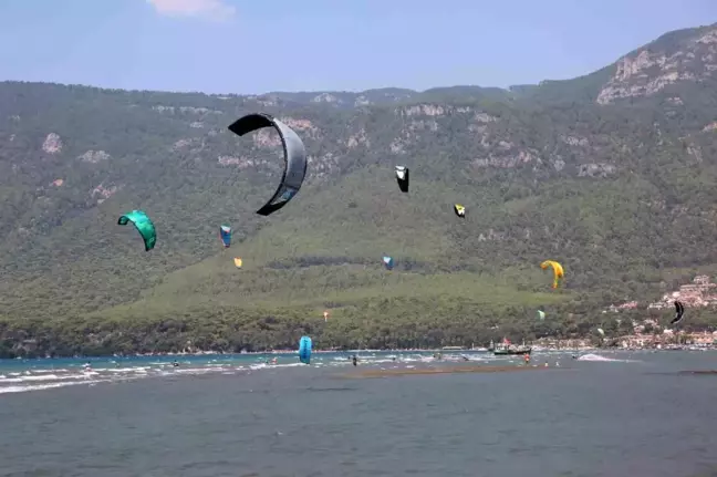 Muğla'daki Akçapınar Sahili, Kitesurf Tutkunlarının Akınına Uğruyor