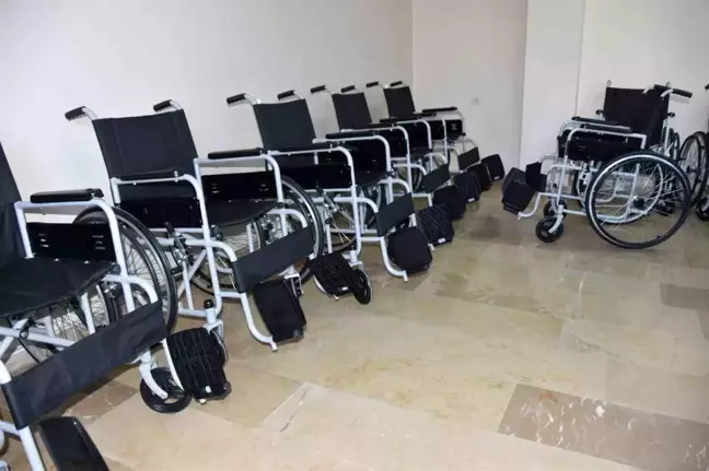 Salihli Belediyesi Engelli Bireylere Tekerlekli Sandalye Hediye Ediyor