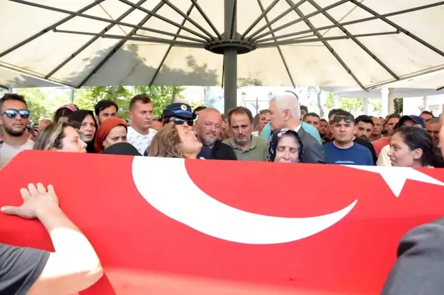 Edirne'de trafik kazasında hayatını kaybeden genç polis memuru Melike Dilek son yolculuğuna uğurlandı