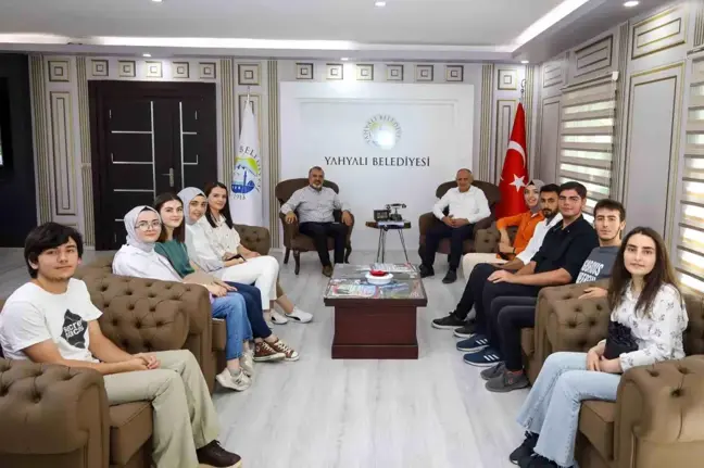 Yahyalı Belediye Başkanı Üniversiteyi Kazanan Öğrencileri Kabul Etti