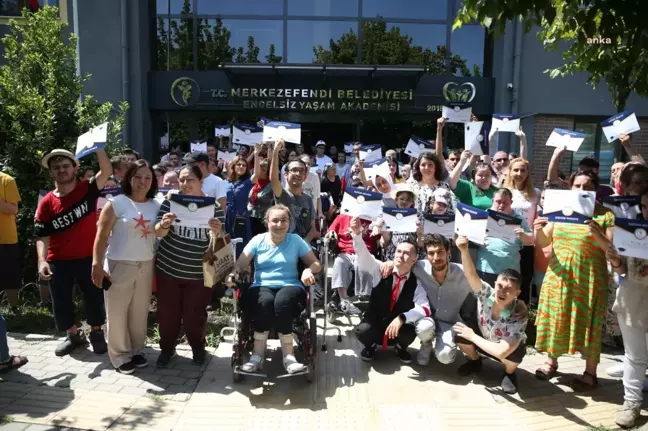 Merkezefendi Belediyesi Engelsiz Yaşam Akademisi'nde Öğrencilere Karneler Verildi