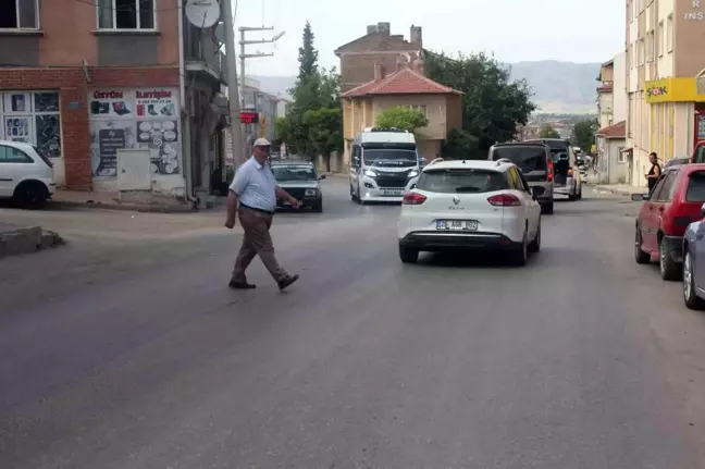 Yetersiz trafik önlemleri alınmayan caddeler tehlike saçıyor