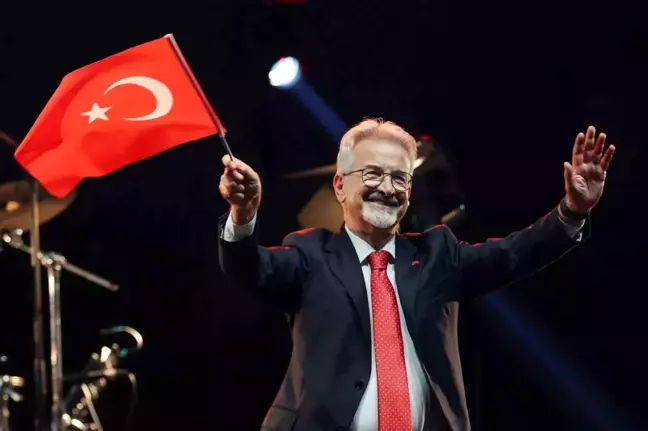 Nilüfer Belediyesi 30 Ağustos Zafer Bayramı'nı Duman Konseriyle Kutladı