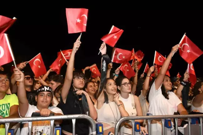 Kuşadası'nda Manga Konseriyle 30 Ağustos Zafer Bayramı Kutlamaları Zirve Yaptı