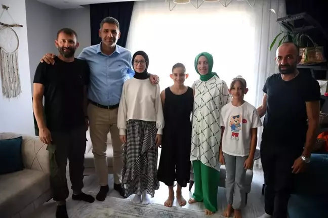 Kartepe Belediye Başkanı Mustafa Kocaman, LGS Türkiye birincisi Kartepeli Ecrin Bayraklı'yı evinde ziyaret etti