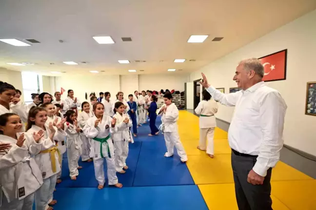Denizli Büyükşehir Belediyesi Yaz Spor Okulları'nda Çocuklarla Buluştu