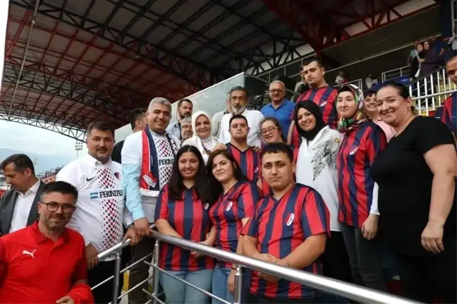 Düzcespor'un ilk maçını Kusursuz Kafenin özel gençleri tribünde izledi