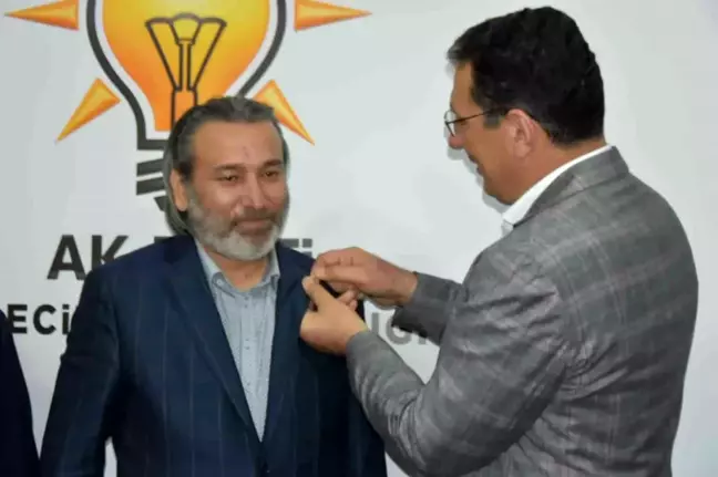 AK Parti'ye geçen 1969 Bilecik Spor Kulübü Başkanı'na rozet takıldı