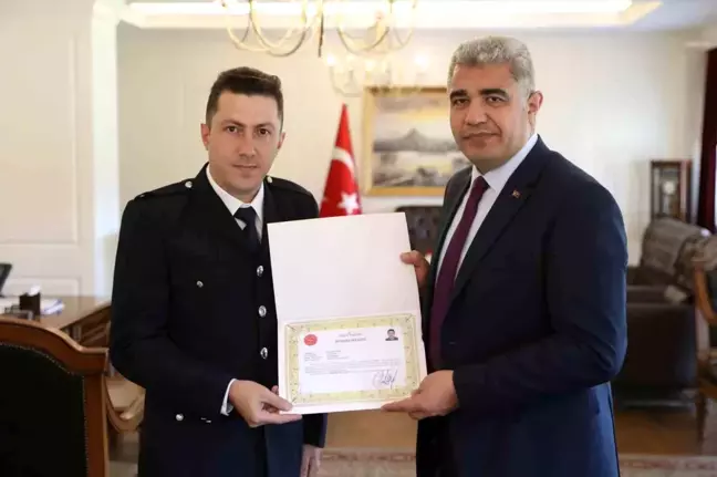 Polis Memuru Ramazan Şahin, Azerbaycan bayrağına gösterdiği hassasiyetle ödüllendirildi