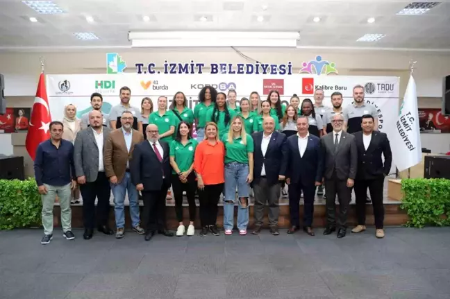 İzmit Belediyespor Kadın Basketbol Takımı'nın yeni kadrosu tanıtıldı