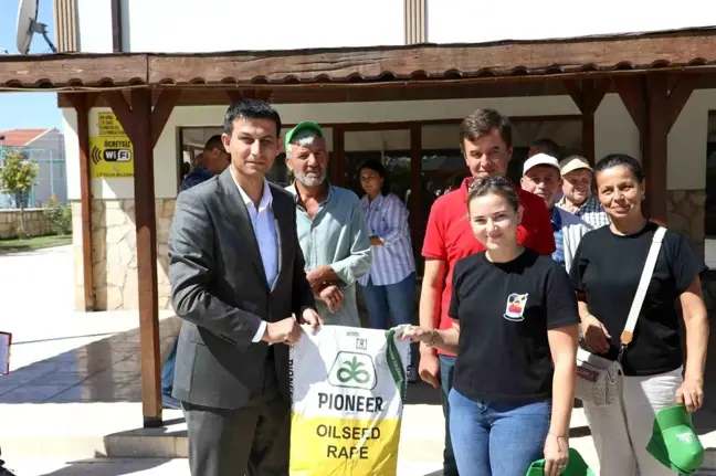 Eskişehir'de Kanola Çiçekleriyle Sarıya Boyama Projesi