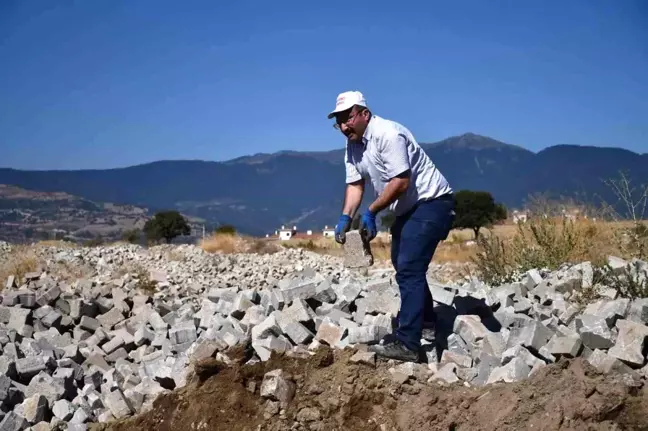 Emet Belediye Başkanı Hüseyin Doğan, parke taşı ayıklama işinde çalıştı