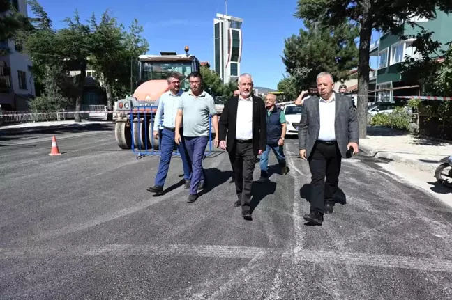 Isparta Belediye Başkanı Şükrü Başdeğirmen, Emre Mahallesi'nde asfalt yenileme çalışmalarını inceledi