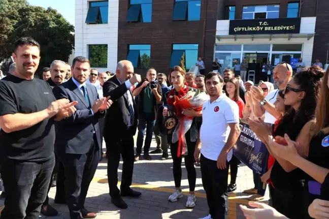 Dünya Güreş Şampiyonası'nda altın madalya kazanan Buse Tosun Çavuşoğlu Yalova'da coşkuyla karşılandı