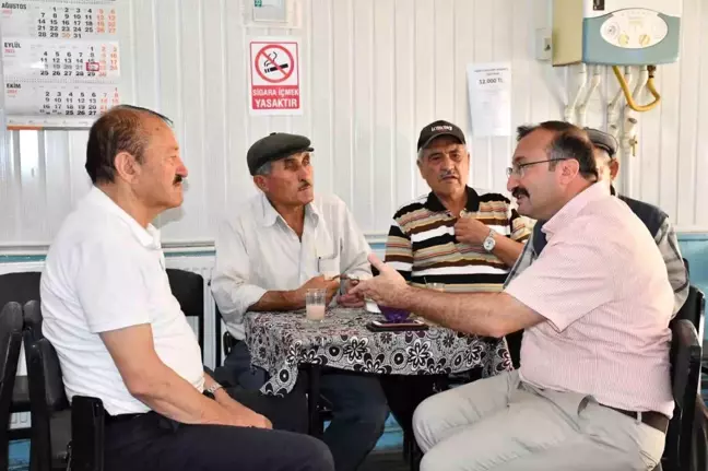 Emet Belediye Başkanı Hüseyin Doğan, halkla bir araya gelerek belediyenin gerçekleştirdiği çalışmalar hakkında bilgilendirme yapıyor
