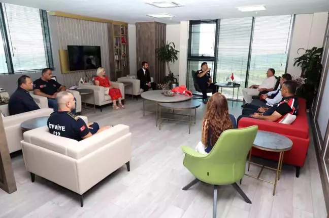 Hatay Büyükşehir Belediyesi İtfaiye Daire Başkanı ve personeli Başkan Savaş'ı ziyaret etti