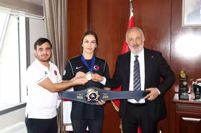 Dünya Şampiyonu Buse Tosun Çavuşoğlu ve Antrenörü Ödüllendirildi