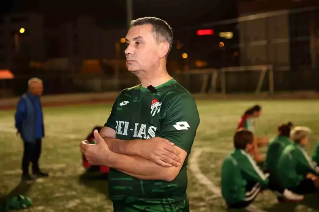 Gölbaşı Belediye Başkanı Ramazan Şimşek, Gölbaşı Belediye Spor Kadın Futbol Takımı'nı ziyaret etti
