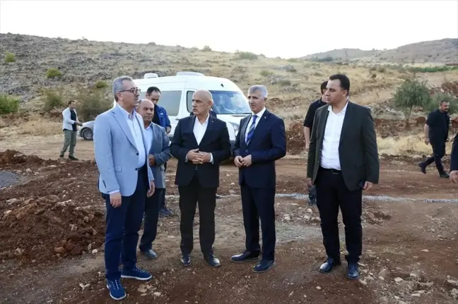 Kahramanmaraş Valisi Mükerrem Ünlüer, deprem konutları ve şehir hastanesi alanında incelemelerde bulundu
